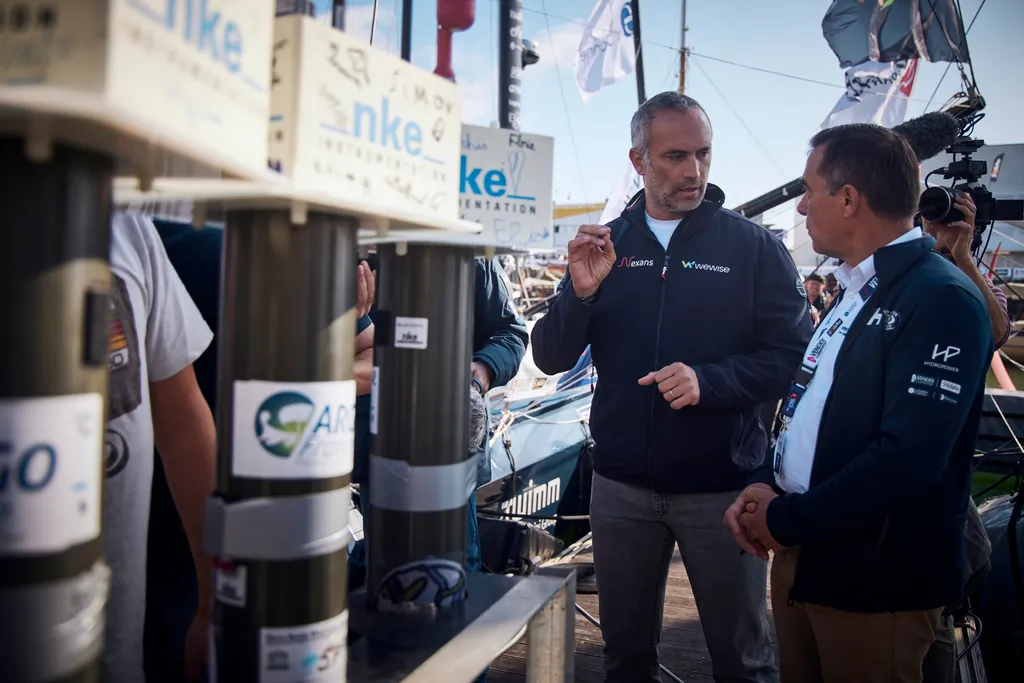 LES SABLES D'OLONNE, FRANCE - 22 OCTOBRE 2024 : Noé Poffa, Ifremer, et des représentants du CNES sont photographiés avec Alain Leboeuf (Président SAEM Vendée) lors de la distribution d'outils scientifiques en coordination avec l'UNESCO, au skipper de Nexans - Wewise Fabrice Amedeo (FRA) avant le départ du Vendée Globe, le 22 octobre 2024 aux Sables d'Olonne, France - (Photo by Anne Beauge / Alea)