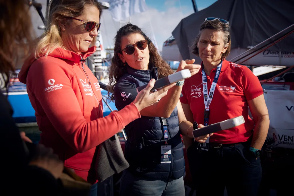 LES SABLES D'OLONNE, FRANCE - 22 OCTOBRE 2024 : Noé Poffa, Ifremer, et des représentants du CNES sont photographiés avec le skipper d'Initiatives-Cœur Sam Davies (GBR) lors de la distribution d'outils scientifiques en coordination avec l'UNESCO, aux skippers avant le départ du Vendée Globe, le 22 octobre 2024 aux Sables d'Olonne, France - (Photo by Anne Beauge / Alea)