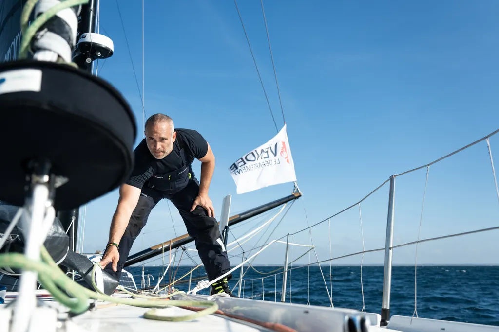 LORIENT, FRANCE - 17 SEPTEMBRE 2024 : Le skipper de Nexans - Wewise Fabrice Amedeo (FRA) à l'entraînement, le 17 septembre 2024 au large de Lorient - Photo Gauthier Lebec / Reporter du Large