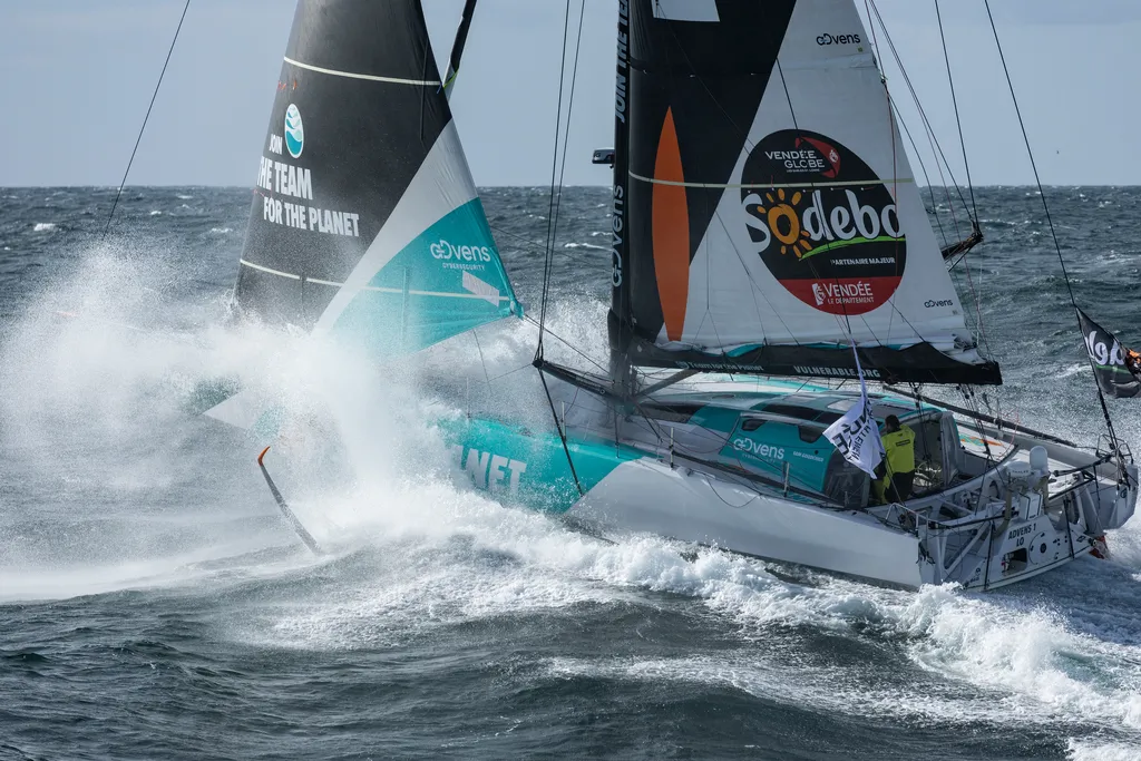 LORIENT, FRANCE - 27 SEPTEMBRE 2024 : Le skipper de VULNERABLE, Sam Goodchild (GBR), à l'entraînement, le 27 septembre 2024 au large de Groix, France - Photo Pierre Bouras