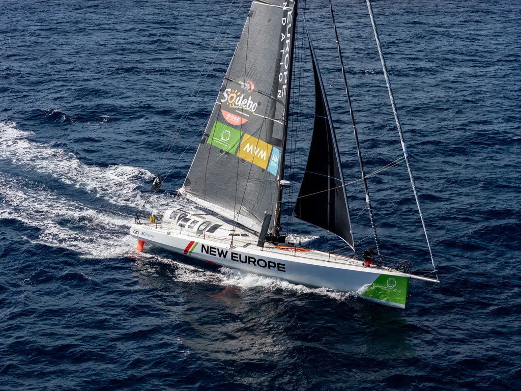 LORIENT, FRANCE - 13 SEPTEMBRE 2024 : Szabolcs Weöres (HUN), skipper de New Europe, est photographié le 13 septembre 2024 au large de Lorient, France - Photo par Zsombor Kerekes