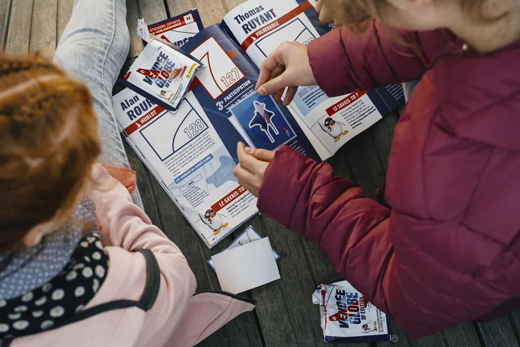 LES SABLES D'OLONNE, FRANCE - 1ER NOVEMBRE 2024 : Les enfants jouent avec l'album Panini et les autocollants lors du pré-départ du Vendée Globe, le 1er novembre 2024 aux Sables d'Olonne, France - (Photo by Vincent Curutchet / Alea)