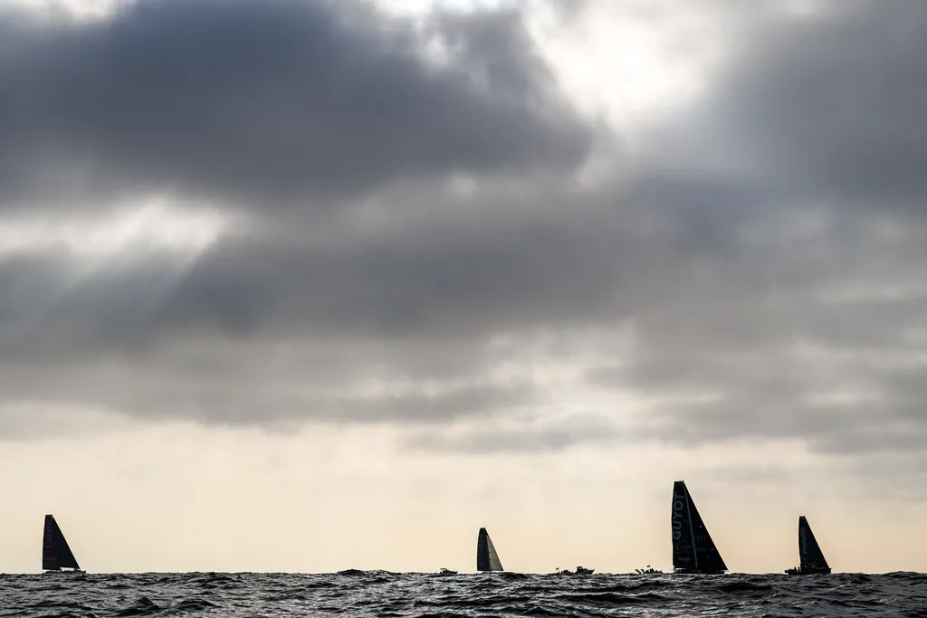 LES SABLES D'OLONNE, FRANCE - 10 NOVEMBRE 2024 : Les 40 concurrents IMOCA sont photographiés sur la ligne de départ de la 10e édition du Vendée Globe, le 10 novembre 2024 aux Sables d'Olonne, France. (Photo par Jean-Louis Carli / Alea)