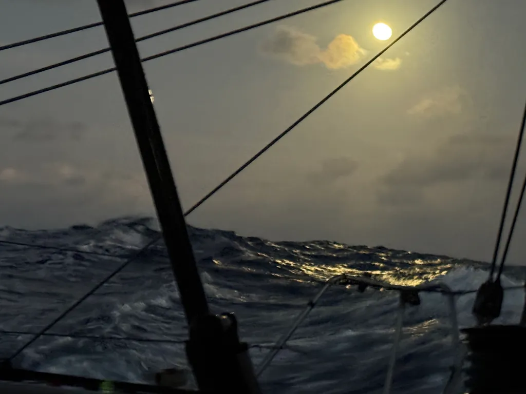 LE 15 NOVEMBRE 2024 : Photo envoyée depuis le bateau Singchain Team Haikou lors de la course à la voile du Vendée Globe le 15 novembre 2024. (Photo du skipper Jingkun Xu)