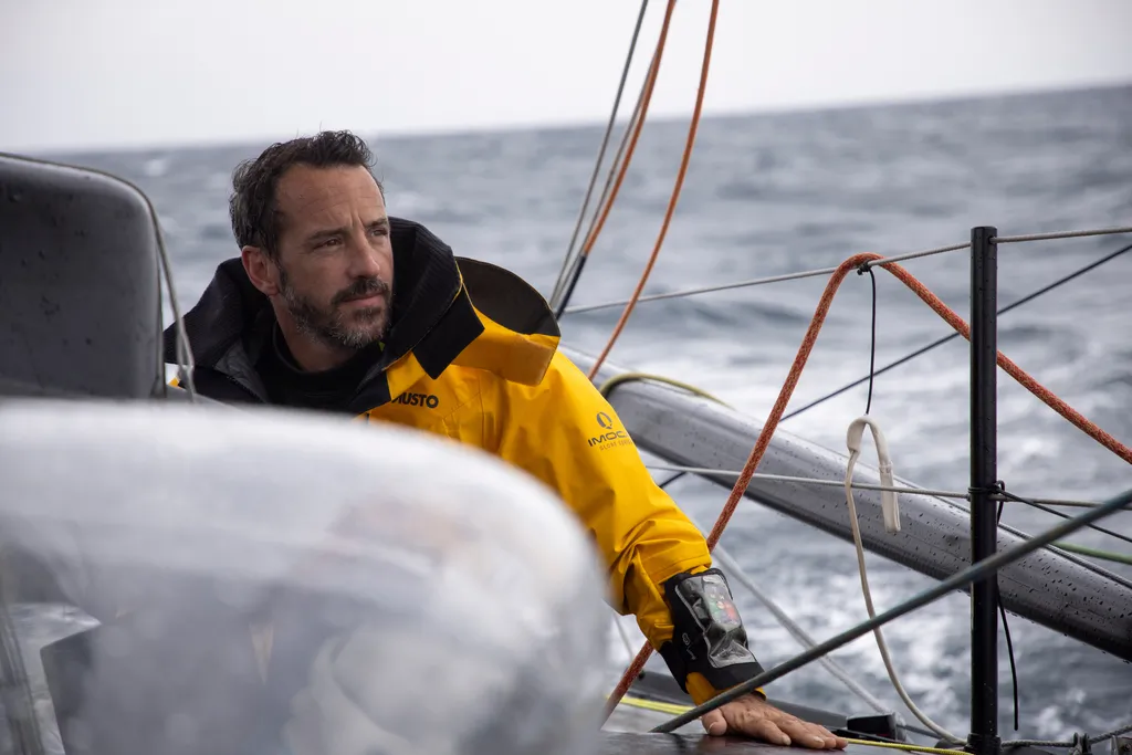 SAINT-MALO, FRANCE - 19 JUIN 2024 : Le skipper de Bureau Vallée Louis Burton (FRA) est photographié le 19 juin 2024 à Saint-Malo, France. (Photo par Benjamin Sellier)