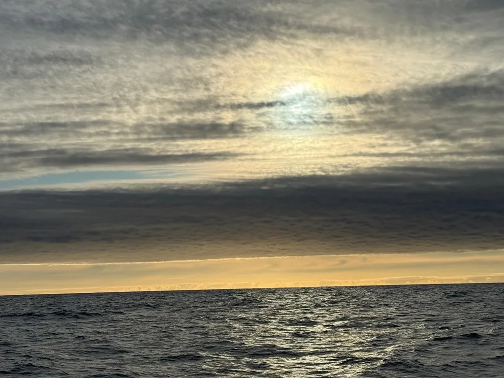 COURSE, 02 DÉCEMBRE 2024 : Photo envoyée depuis le bateau Singchain Team Haikou lors de la course à la voile du Vendée Globe le 02 décembre 2024. (Photo du skipper Jingkun Xu) Coucher de soleil