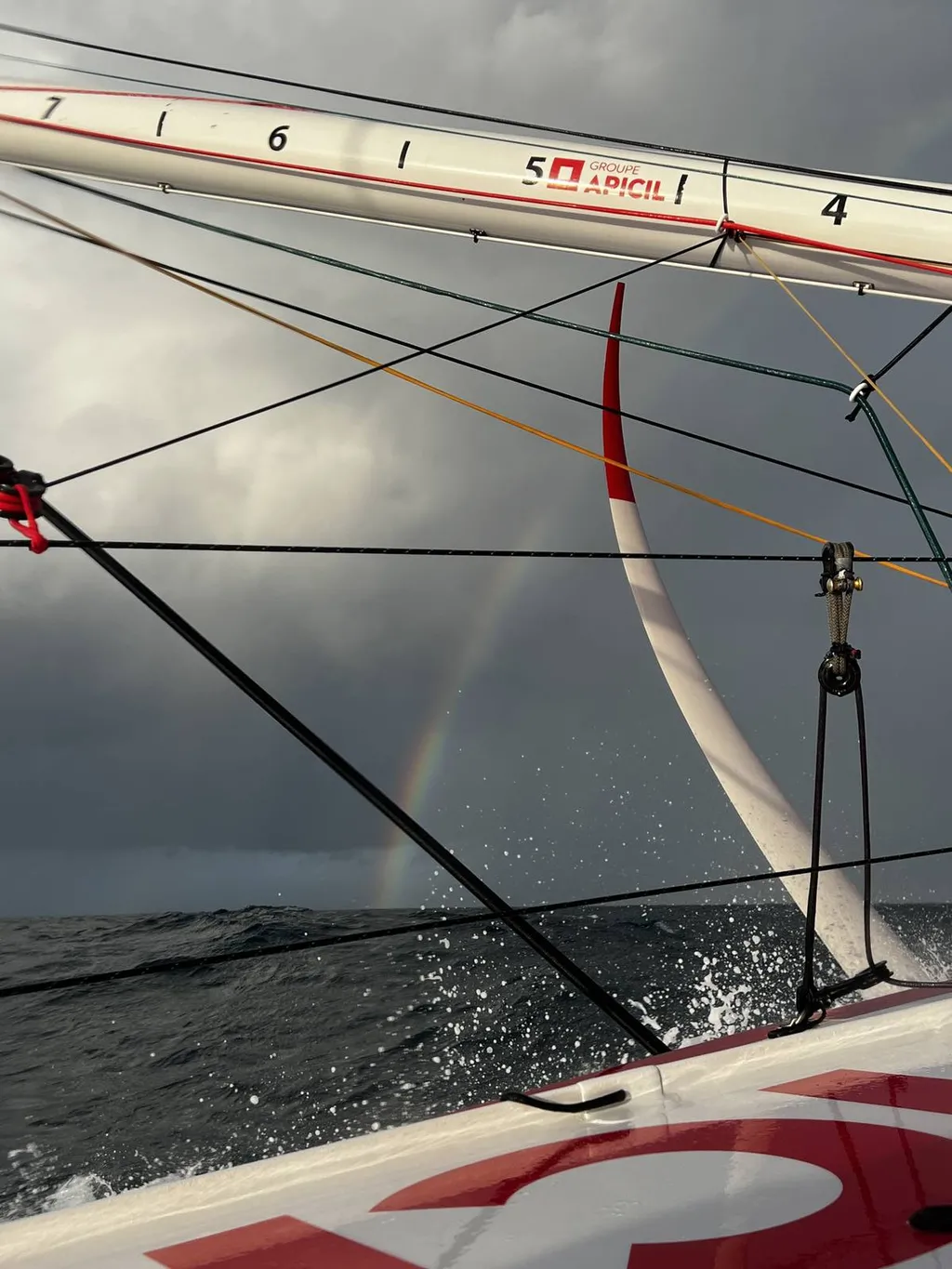 COURSE, 05 DÉCEMBRE 2024 : Photo envoyée depuis le bateau Groupe APICIL lors de la course à la voile du Vendée Globe le 05 décembre 2024. (Photo du skipper Damien Seguin) arc-en-ciel