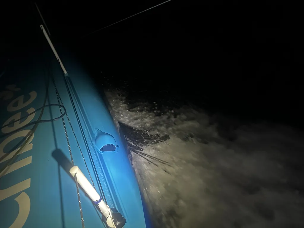 COURSE, 08 DÉCEMBRE 2024 : Photo envoyée depuis le bateau Groupe Dubreuil lors de la course à la voile du Vendée Globe le 08 décembre 2024. (Photo du skipper Sébastien Simon) Le foil tribord est cassé.