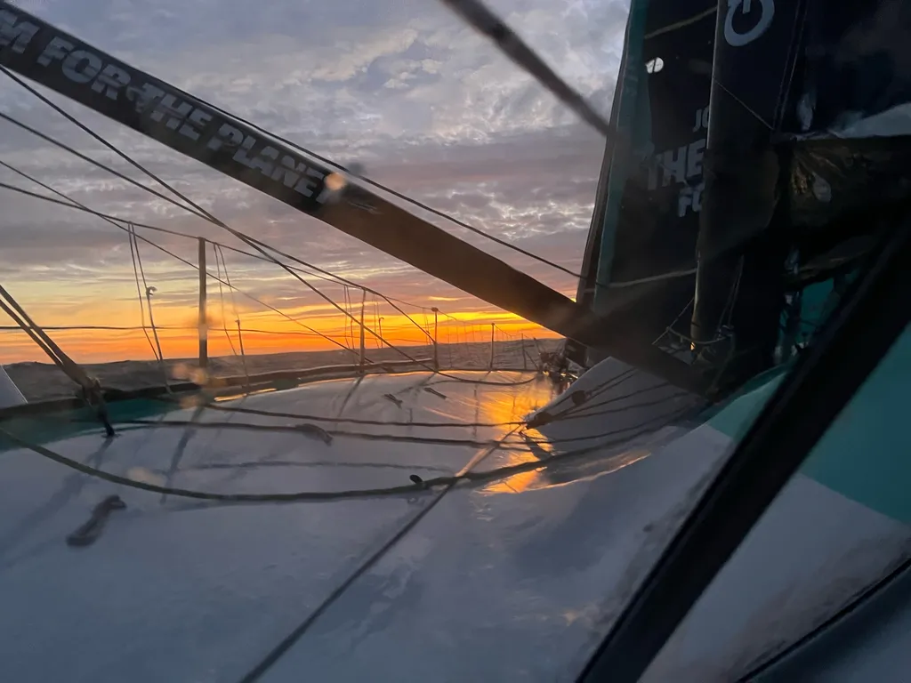 LE 15 DÉCEMBRE 2024 : Photo envoyée depuis le bateau VULNERABLE SG lors de la course à la voile du Vendée Globe le 15 décembre 2024. (Photo du skipper Sam Goodchild) Coucher de soleil