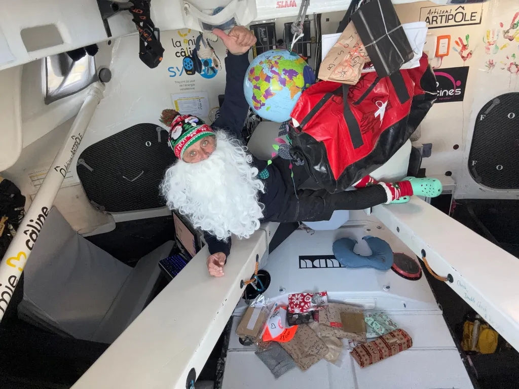 COURSE, 24 DÉCEMBRE 2024 : Photo envoyée depuis le bateau La Mie Caline lors de la course à la voile du Vendée Globe le 24 décembre 2024. (Photo du skipper Arnaud Boissières) Noël