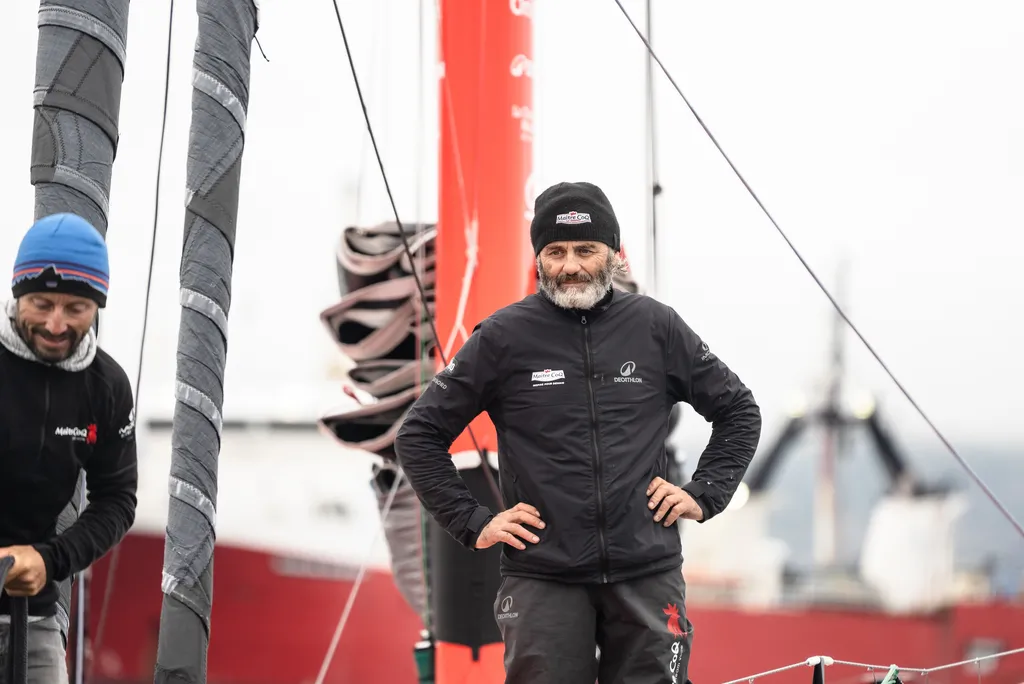 USHUAIA , 30 DÉCEMBRE 2024 : Photo du bateau Maître CoQ V skipper Yannick Bestaven (FRA) arrivant à Ushuaia, Argentine, après avoir abandonné la course à la voile du Vendée Globe pour un problème technique le 30 décembre 2024. (Photo par Vendee Globe)