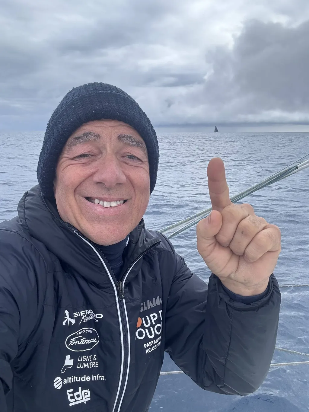 COURSE, 02 JANVIER 2025 : Photo envoyée depuis le bateau Coup de Pouce lors de la course à la voile du Vendée Globe le 02 janvier 2025. (Photo du skipper Manuel Cousin) Nexans - Wewise skipper Fabrice Amedeo (FRA) en vue