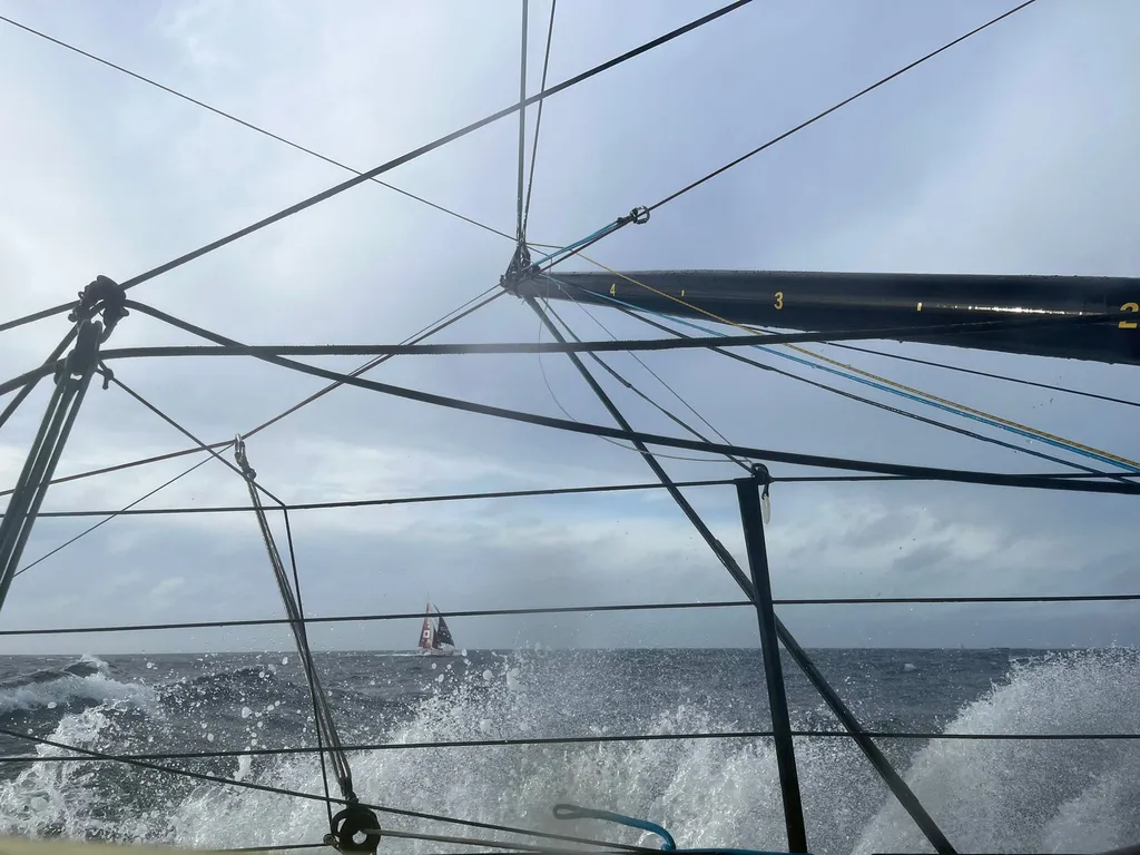 COURSE, 30 JANVIER 2025 : Photo envoyée depuis le bateau Hublot lors de la course à la voile du Vendée Globe le 30 janvier 2025. (Photo du skipper Alan Roura) Le skipper de Groupe APICIL Damien Seguin (FRA) en vue