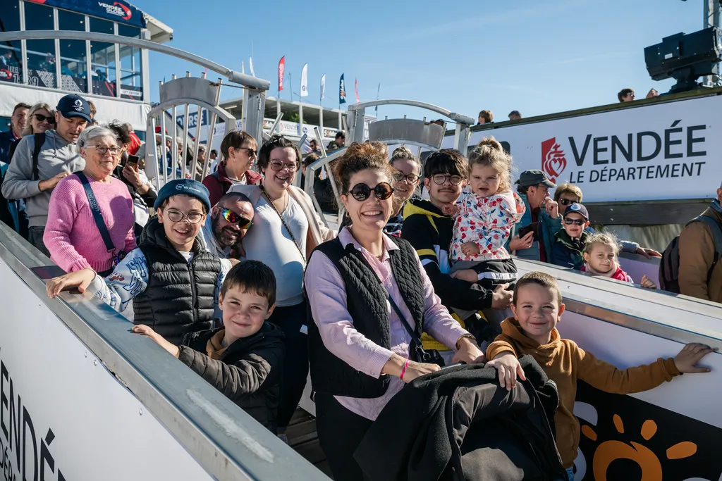 LES SABLES D'OLONNE, FRANCE - 23 OCTOBRE 2024 : Spectateurs au Village du Vendée Globe lors du pré-départ du Vendée Globe, le 23 octobre 2024 aux Sables d'Olonne, France. (Photo by Jean-Louis Carli / Alea)