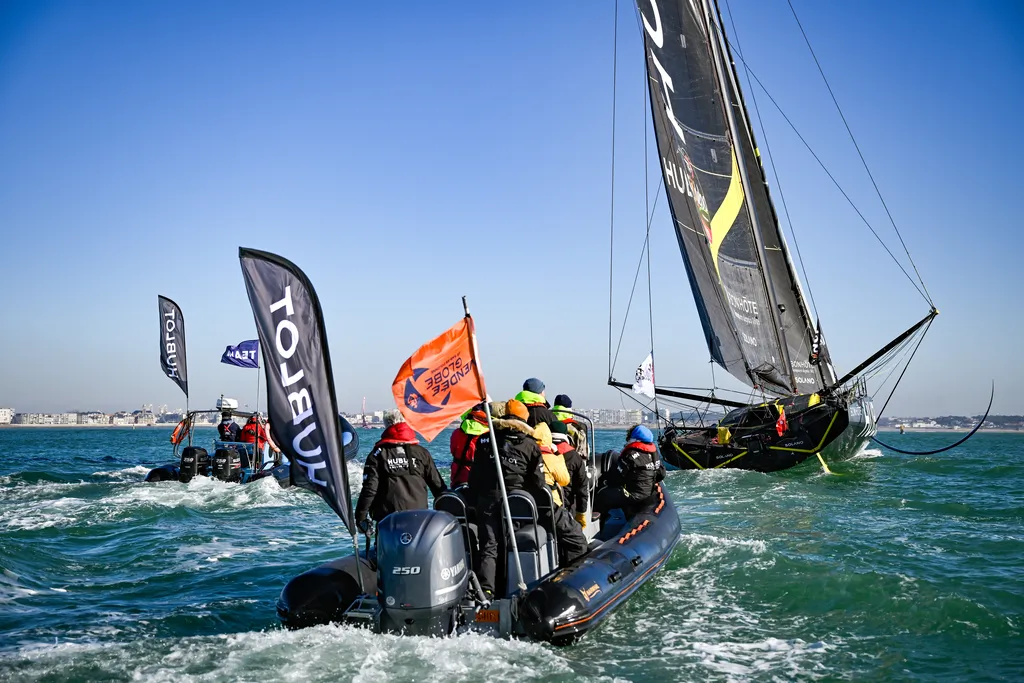LES SABLES D'OLONNE, FRANCE - 03 FEVRIER 2025 : Alan Roura (SUI), skipper de Hublot, est photographié après avoir pris la 18e place du Vendée Globe, le 03 février 2025 aux Sables d'Olonne, France - (Photo by Jean-Louis Carli / Alea)