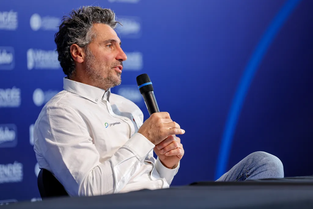 LES SABLES D'OLONNE, FRANCE - 04 FEVRIER 2025 : Le skipper de Prysmian Giancarlo Pedote (ITA) est photographié sur scène après avoir pris la 22e place du Vendée Globe, le 04 février 2025 aux Sables d'Olonne, France - (Photo by Anne Beauge / Alea)