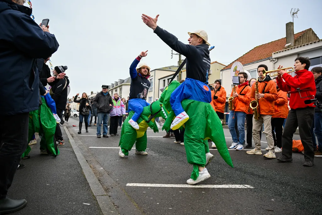 LES SABLES D’OLONNE, FRANCE - FEBRUARY 09, 2025 : Fans are cheering for DeVenir skipper Violette Dorange (FRA) taking 25th place in the Vendee Globe, on February 09, 2025 in Les Sables d'Olonne, France - (Photo by Jean-Louis Carli / Alea)