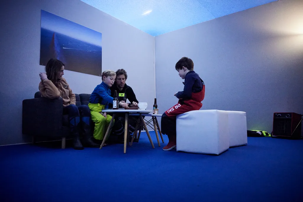 LES SABLES D'OLONNE, FRANCE - 24 JANVIER 2025 : Paul Meilhat (FRA), skipper de Biotherm, prend son premier repas en famille après avoir pris la 5e place du Vendée Globe, le 24 janvier 2025 aux Sables d'Olonne, France - (Photo by Anne Beauge / Alea)