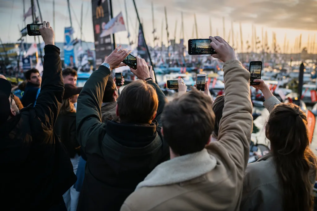 LES SABLES D'OLONNE, FRANCE - 9 NOVEMBRE 2024 : Le public est photographié au coucher du soleil lors du pré-départ du Vendée Globe, le 9 novembre 2024 aux Sables d'Olonne, France - (Photo by Jean-Louis Carli / Alea)