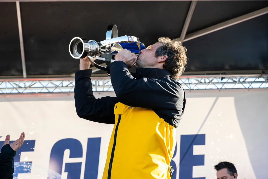 LES SABLES D'OLONNE, FRANCE - 14 JANVIER 2025 : Charlie Dalin (FRA), skipper de MACIF Santé Prévoyance, reçoit le trophée des mains d'Alain Leboeuf (Président SAEM Vendée) après avoir remporté le Vendée Globe, le 14 janvier 2025 aux Sables d'Olonne, France - (Photo by Olivier Blanchet / Alea)
