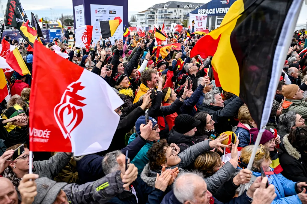 LES SABLES D'OLONNE, FRANCE - 08 MARS 2025 : Les spectateurs célèbrent le skipper du Groupe D'Ieteren Denis Van Weynbergh (BEL) qui prend la dernière place du Vendée Globe, 1 jour après que la ligne d'arrivée ait été fermée sportivement, et donc non classée, le 08 mars 2025 aux Sables d'Olonne, France - (Photo by Jean-Louis Carli / Alea)