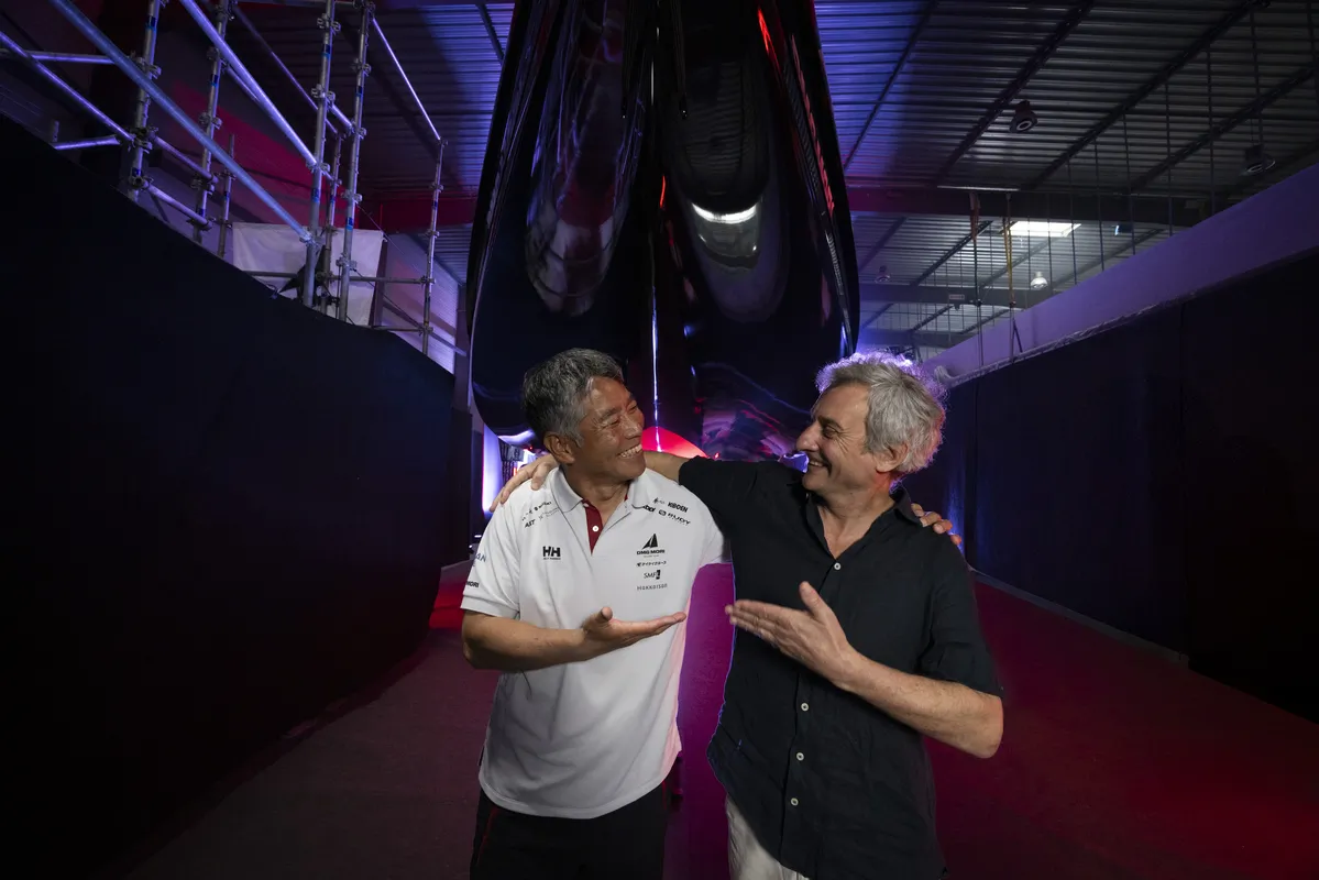 Kojiro Shiraishi & Guillaume Verdier devant l'IMOCA DMG MORI