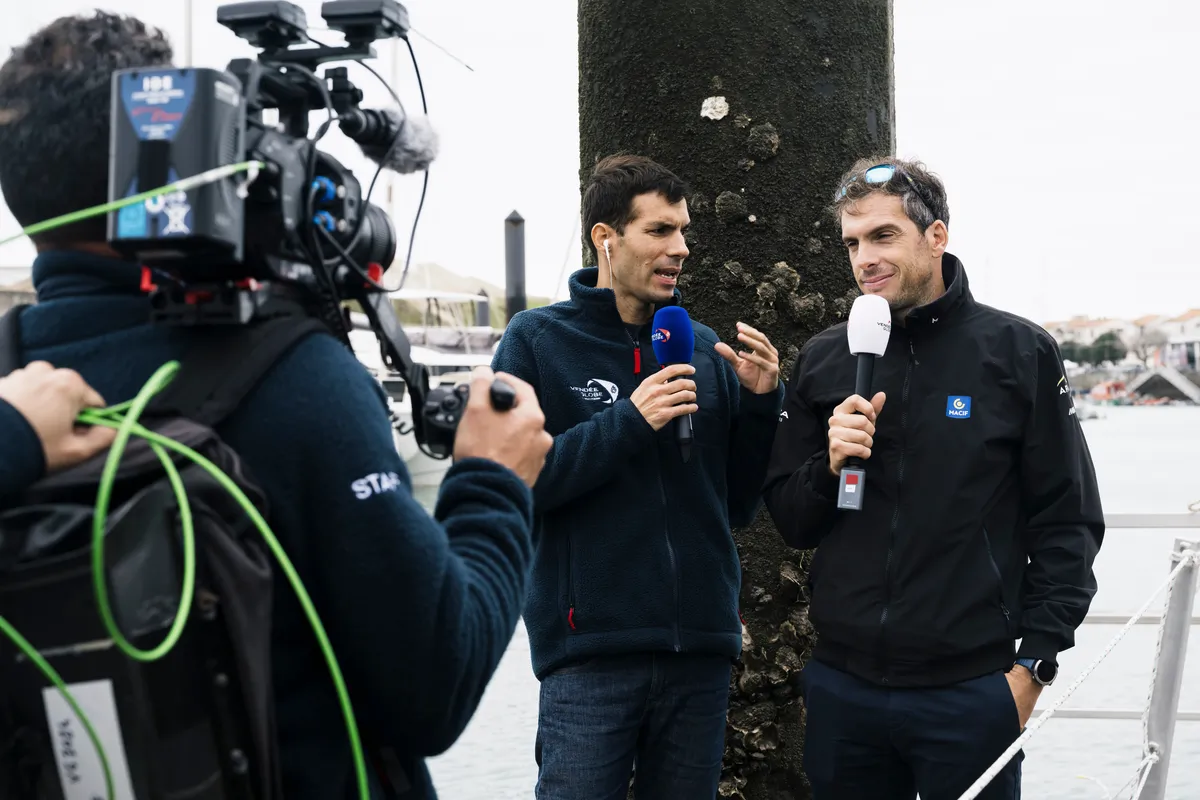 LES SABLES D'OLONNE, FRANCE - 20 OCTOBRE 2024 : Le speaker Maxime Cogny s'entretient avec le skipper de MACIF Santé Prévoyance Charlie Dalin (FRA) pour son émission Vendée Live lors du pré-départ du Vendée Globe, le 20 octobre 2024 aux Sables d'Olonne, France - (Photo by Olivier Blanchet / Alea)