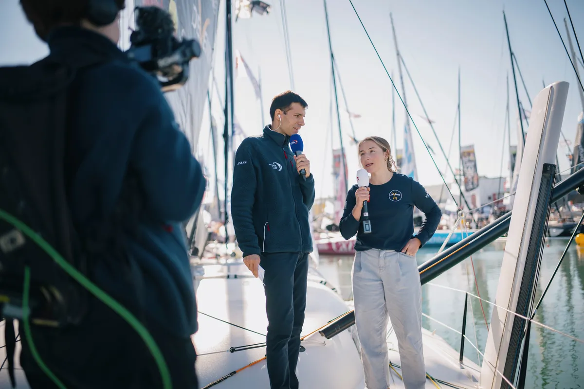 LES SABLES D'OLONNE, FRANCE - 23 OCTOBRE 2024 : Le speaker Maxime Cogny s'entretient avec la skipper de DeVenir Violette Dorange (FRA) pour son émission Vendée Live lors du pré-départ du Vendée Globe, le 23 octobre 2024 aux Sables d'Olonne, France - (Photo by Vincent Curutchet / Alea)