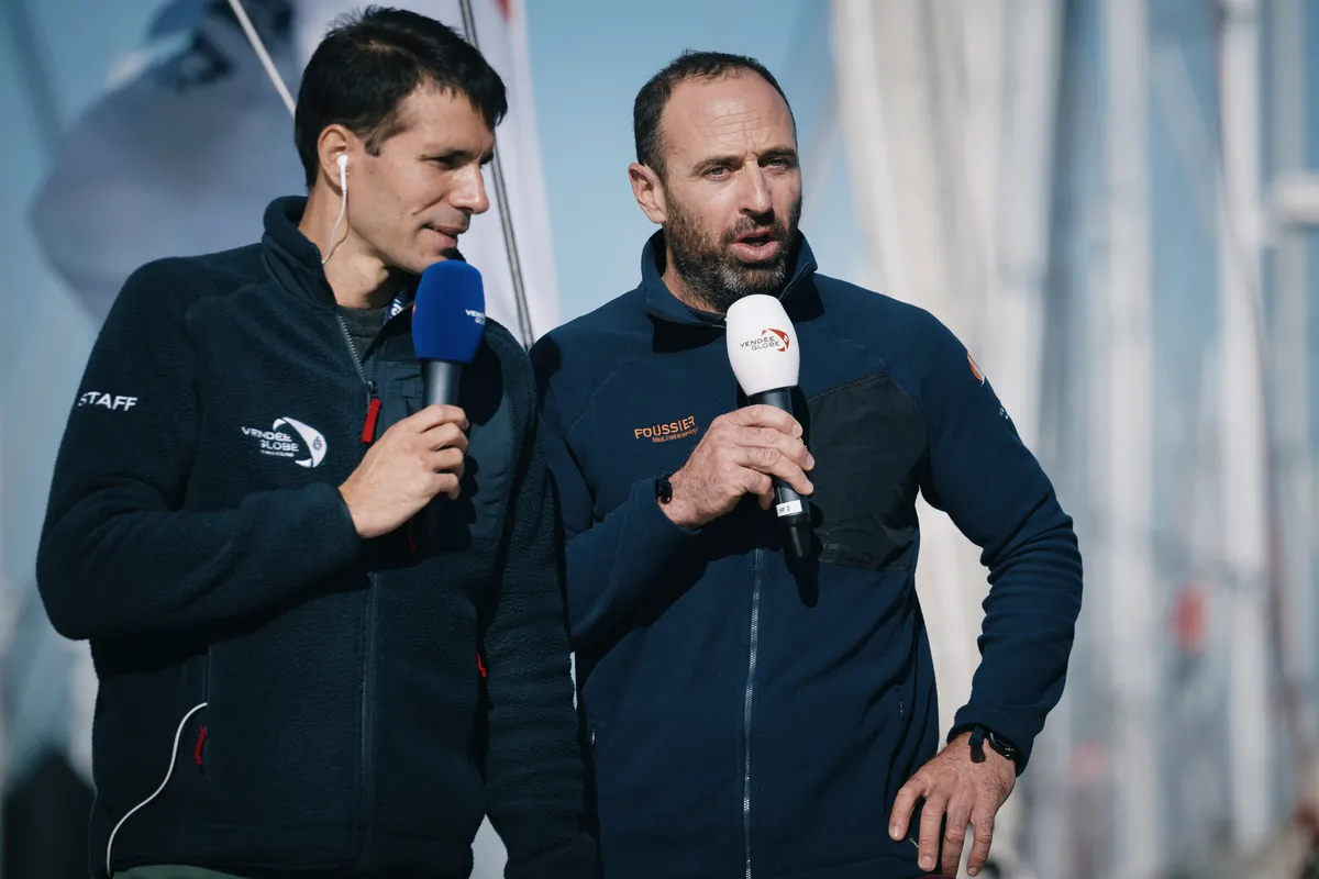 LES SABLES D'OLONNE, FRANCE - 24 OCTOBRE 2024 : Le speaker Maxime Cogny s'entretient avec le skipper de FOUSSIER Sébastien Marsset (FRA) pour son émission Vendée Live lors du pré-départ du Vendée Globe, le 24 octobre 2024 aux Sables d'Olonne, France - (Photo by Vincent Curutchet / Alea)