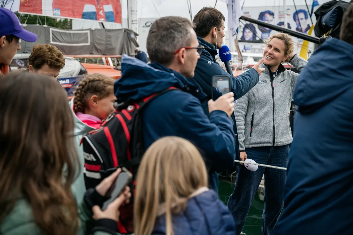 LES SABLES D'OLONNE, FRANCE - 25 OCTOBRE 2024 : Le speaker Maxime Cogny s'entretient avec la skipper de L'Occitane en Provence Clarisse Crémer (FRA) pour son émission Vendée Live lors du pré-départ du Vendée Globe, le 25 octobre 2024 aux Sables d'Olonne, France - (Photo by Jean-Louis Carli / Alea)
