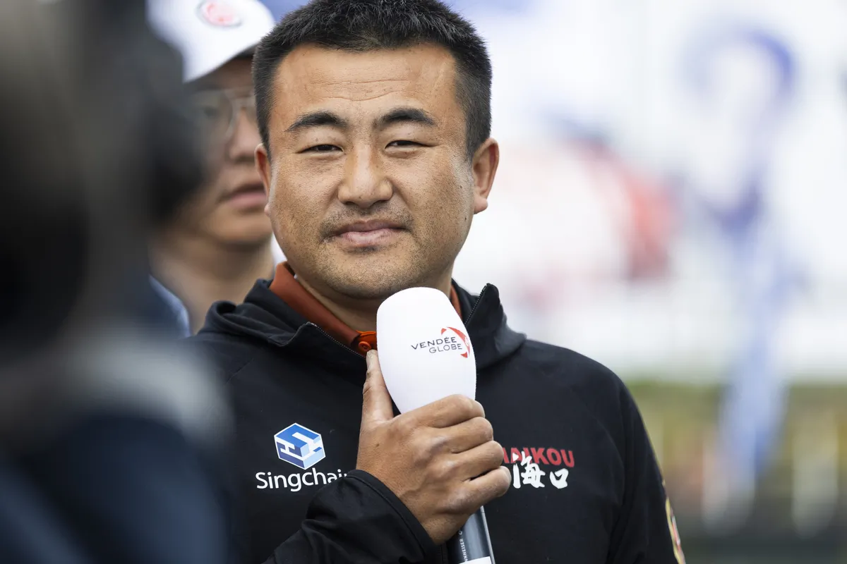 LES SABLES D'OLONNE, FRANCE - 26 OCTOBRE 2024 : Le skipper de Singchain Team Haikou Jingkun Xu (CN) est photographié lors du Vendée Live show avec le speaker Maxime Cogny au départ du Vendée Globe, le 26 octobre 2024 aux Sables d'Olonne, France - (Photo by Mark Lloyd / Alea)
