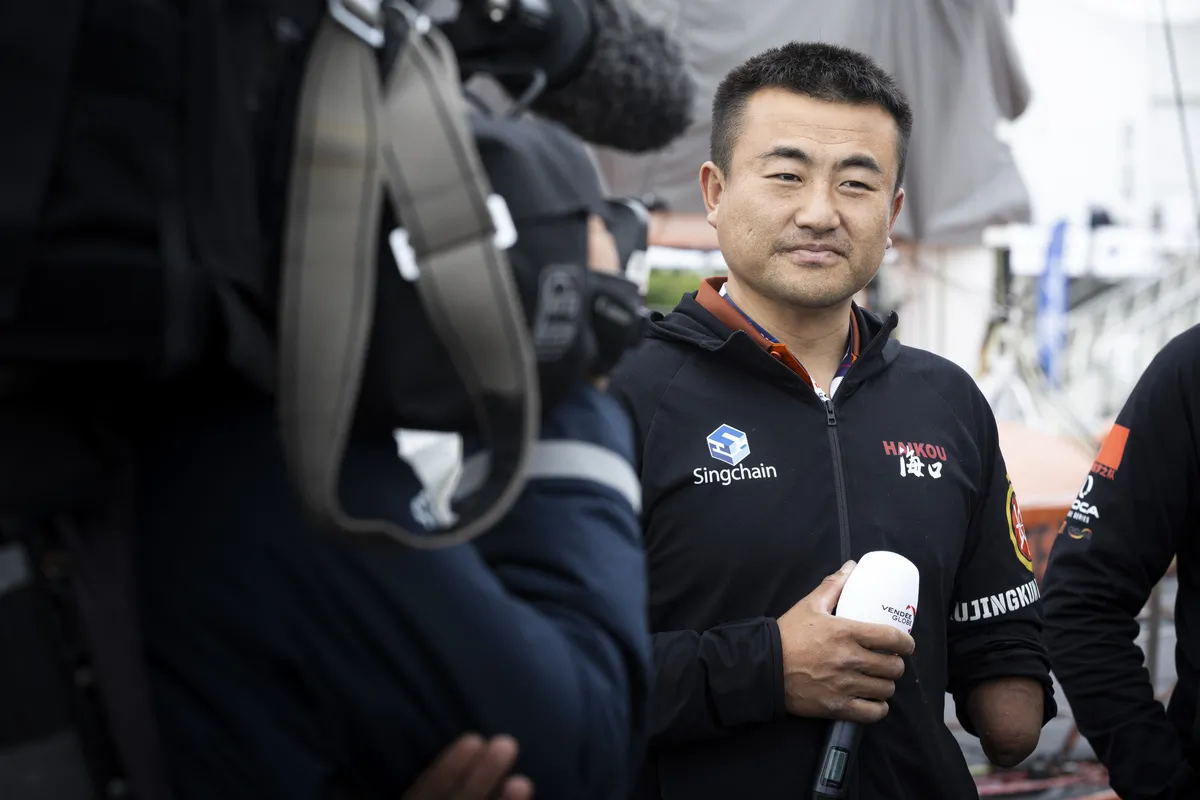 LES SABLES D'OLONNE, FRANCE - 26 OCTOBRE 2024 : Le skipper de Singchain Team Haikou Jingkun Xu (CN) est photographié lors du Vendée Live show avec le speaker Maxime Cogny au départ du Vendée Globe, le 26 octobre 2024 aux Sables d'Olonne, France - (Photo by Mark Lloyd / Alea)