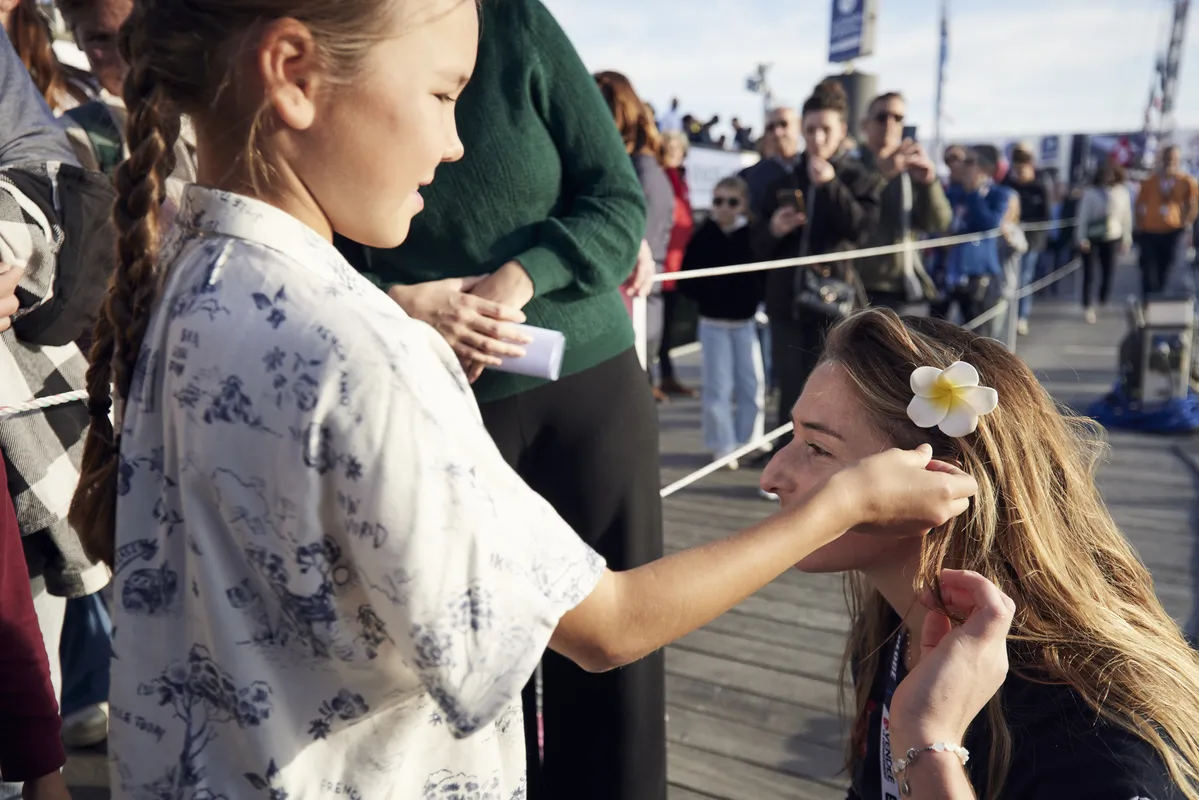 LES SABLES D'OLONNE, FRANCE - 3 NOVEMBRE 2024 : Rose a gagné le concours Vaiana 2 et une visite de DeVenir avec la skipper Violette Dorange lors du pré-départ du Vendée Globe, le 3 novembre 2024 aux Sables d'Olonne, France. (Photo par Anne Beauge / Alea)