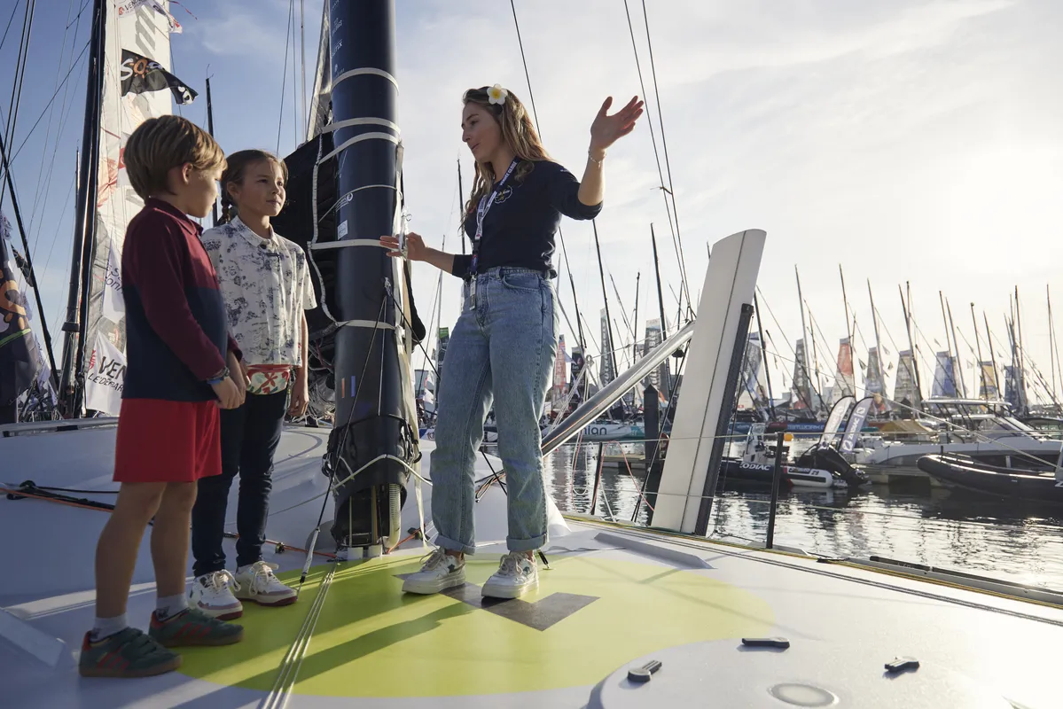 LES SABLES D'OLONNE, FRANCE - 3 NOVEMBRE 2024 : Rose a gagné le concours Vaiana 2 et une visite de DeVenir avec la skipper Violette Dorange lors du pré-départ du Vendée Globe, le 3 novembre 2024 aux Sables d'Olonne, France. (Photo par Anne Beauge / Alea)
