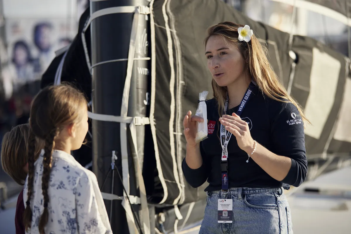 LES SABLES D'OLONNE, FRANCE - 3 NOVEMBRE 2024 : Rose a gagné le concours Vaiana 2 et une visite de DeVenir avec la skipper Violette Dorange lors du pré-départ du Vendée Globe, le 3 novembre 2024 aux Sables d'Olonne, France. (Photo par Anne Beauge / Alea)