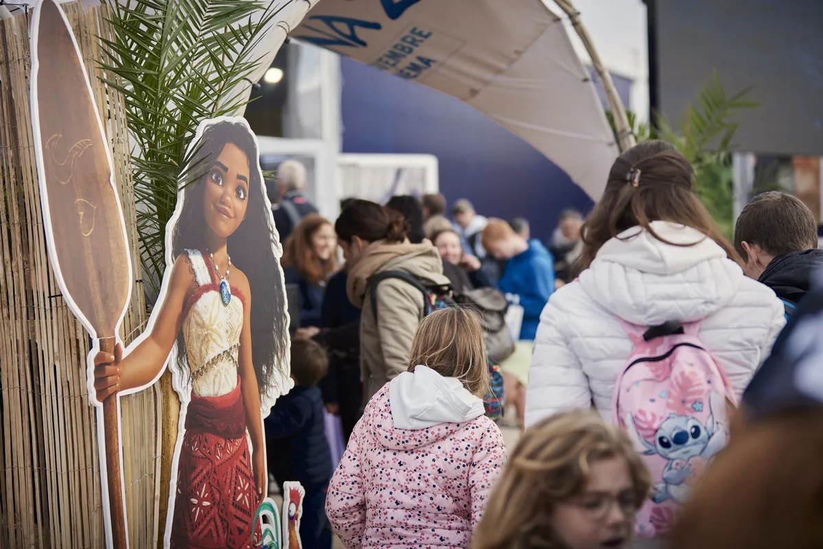 LES SABLES D'OLONNE, FRANCE - 2 NOVEMBRE 2024 : La chasse au trésor Vaiana2 a été organisée dans le village pendant le pré-départ du Vendée Globe, le 2 novembre 2024 aux Sables d'Olonne, France. (Photo par Anne Beauge / Alea)
