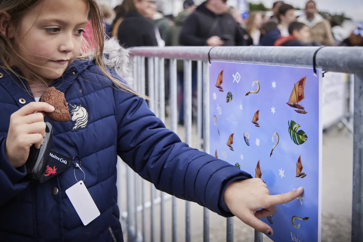 LES SABLES D'OLONNE, FRANCE - 2 NOVEMBRE 2024 : La chasse au trésor Vaiana2 a été organisée dans le village pendant le pré-départ du Vendée Globe, le 2 novembre 2024 aux Sables d'Olonne, France. (Photo par Anne Beauge / Alea)