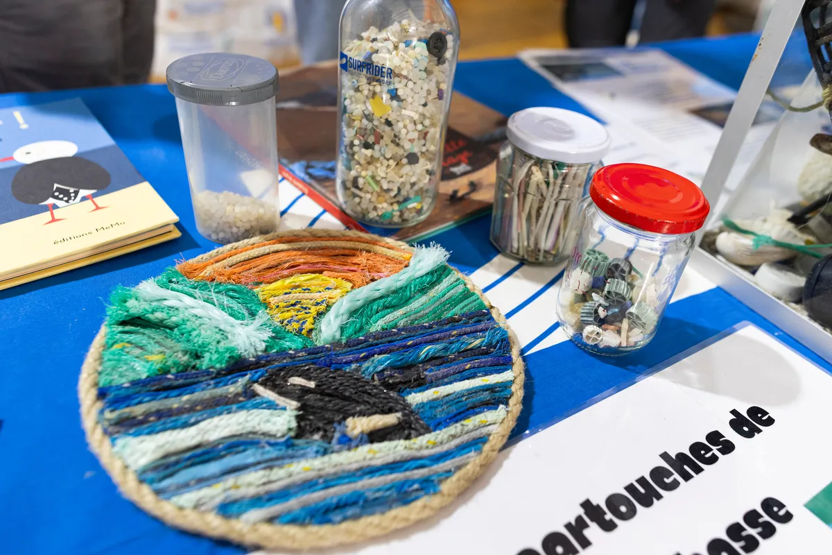 LES SABLES D'OLONNE, FRANCE - 3 NOVEMBRE 2024 : L'association Surfrider est photographiée sur le stand de la Maison des Océans lors du pré-départ du Vendée Globe, le 3 novembre 2024 aux Sables d'Olonne, France. (Photo par Lloyd images / Alea)