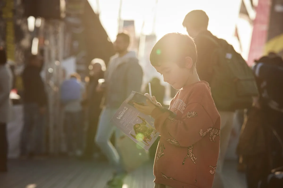LES SABLES D'OLONNE, FRANCE - 3 NOVEMBRE 2024 : Un enfant est photographié pendant la chasse au trésor de Vaiana2 lors du pré-départ du Vendée Globe, le 3 novembre 2024 aux Sables d'Olonne, France. (Photo par Anne Beauge / Alea)