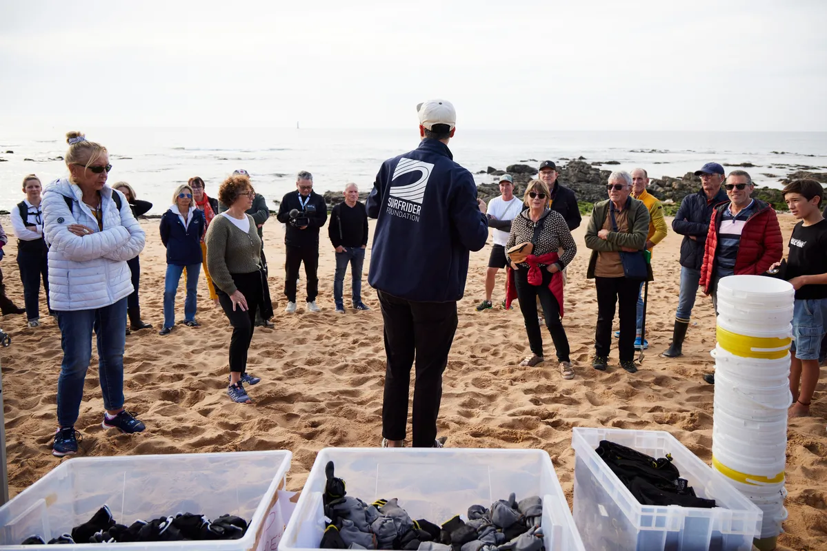 LES SABLES D'OLONNE, FRANCE - 4 NOVEMBRE 2024 : Vue générale d'un nettoyage de plage de Surfrider Foundation au Paracou avec le skipper de Biotherm Paul Meilhat (FRA) lors du pré-départ du Vendée Globe, le 4 novembre 2024 aux Sables d'Olonne, France - (Photo by Anne Beauge / Alea)