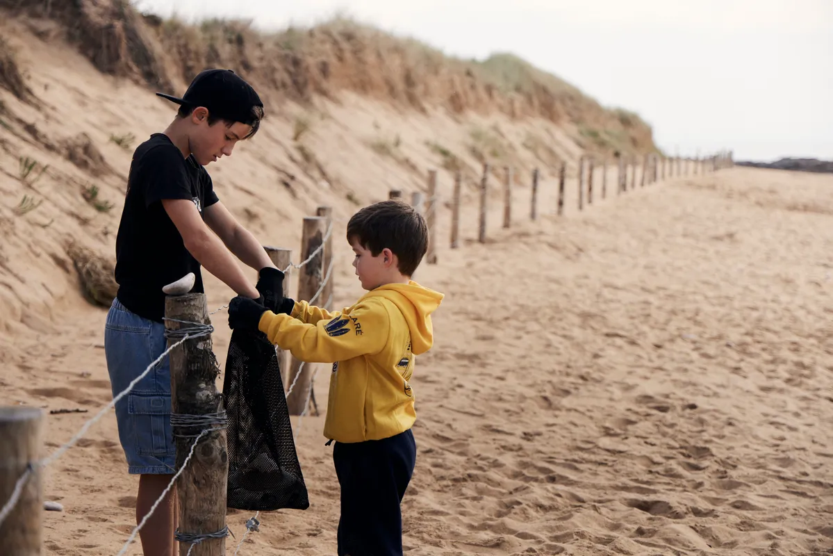LES SABLES D'OLONNE, FRANCE - 4 NOVEMBRE 2024 : Vue générale d'un nettoyage de plage de Surfrider Foundation au Paracou avec le skipper de Biotherm Paul Meilhat (FRA) lors du pré-départ du Vendée Globe, le 4 novembre 2024 aux Sables d'Olonne, France - (Photo by Anne Beauge / Alea)