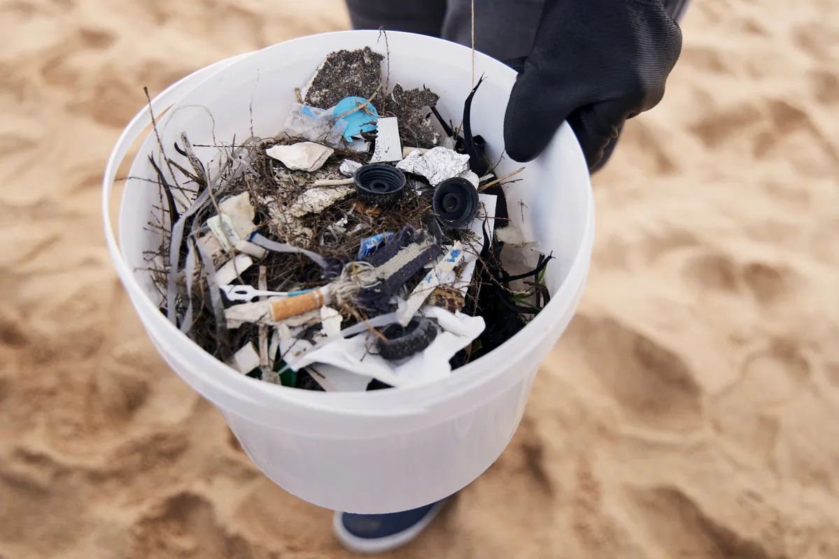 LES SABLES D'OLONNE, FRANCE - 4 NOVEMBRE 2024 : Vue générale d'un nettoyage de plage de Surfrider Foundation au Paracou avec le skipper de Biotherm Paul Meilhat (FRA) lors du pré-départ du Vendée Globe, le 4 novembre 2024 aux Sables d'Olonne, France - (Photo by Anne Beauge / Alea)