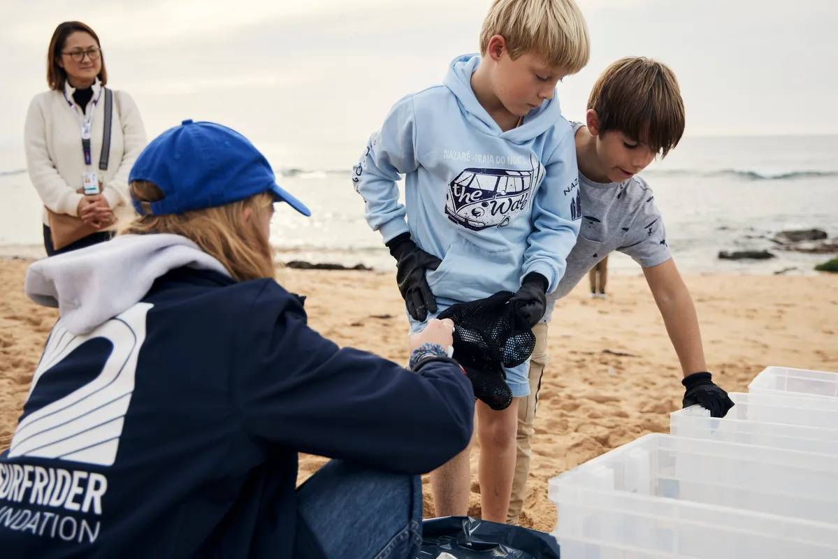 LES SABLES D'OLONNE, FRANCE - 4 NOVEMBRE 2024 : Vue générale d'un nettoyage de plage de Surfrider Foundation au Paracou avec le skipper de Biotherm Paul Meilhat (FRA) lors du pré-départ du Vendée Globe, le 4 novembre 2024 aux Sables d'Olonne, France - (Photo by Anne Beauge / Alea)