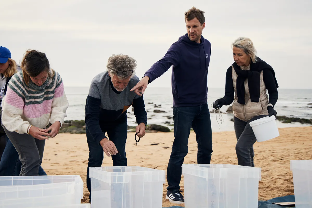 LES SABLES D'OLONNE, FRANCE - 4 NOVEMBRE 2024 : Vue générale d'un nettoyage de plage de Surfrider Foundation au Paracou avec le skipper de Biotherm Paul Meilhat (FRA) lors du pré-départ du Vendée Globe, le 4 novembre 2024 aux Sables d'Olonne, France - (Photo by Anne Beauge / Alea)