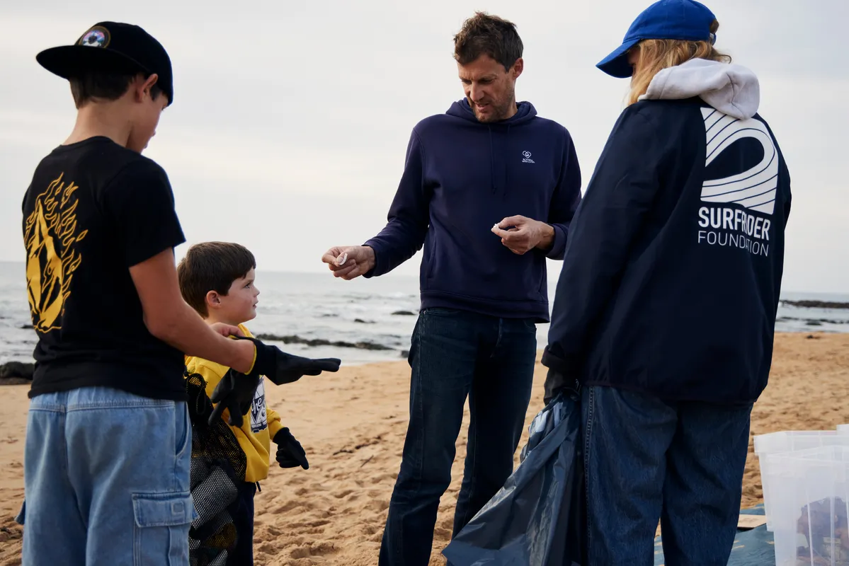 LES SABLES D'OLONNE, FRANCE - 4 NOVEMBRE 2024 : Vue générale d'un nettoyage de plage de Surfrider Foundation au Paracou avec le skipper de Biotherm Paul Meilhat (FRA) lors du pré-départ du Vendée Globe, le 4 novembre 2024 aux Sables d'Olonne, France - (Photo by Anne Beauge / Alea)
