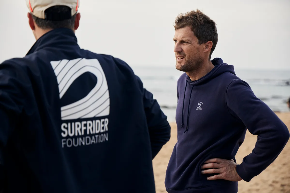 LES SABLES D'OLONNE, FRANCE - 4 NOVEMBRE 2024 : Vue générale d'un nettoyage de plage de Surfrider Foundation au Paracou avec le skipper de Biotherm Paul Meilhat (FRA) lors du pré-départ du Vendée Globe, le 4 novembre 2024 aux Sables d'Olonne, France - (Photo by Anne Beauge / Alea)