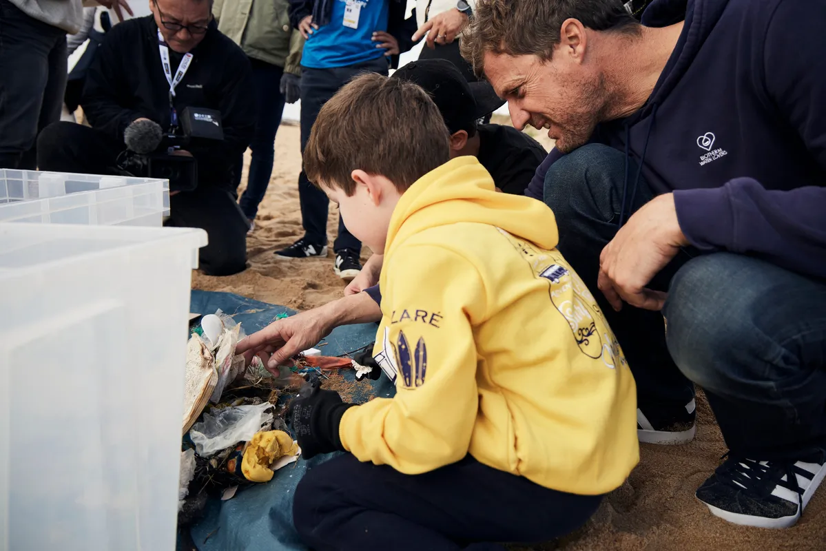 LES SABLES D'OLONNE, FRANCE - 4 NOVEMBRE 2024 : Vue générale d'un nettoyage de plage de Surfrider Foundation au Paracou avec le skipper de Biotherm Paul Meilhat (FRA) lors du pré-départ du Vendée Globe, le 4 novembre 2024 aux Sables d'Olonne, France - (Photo by Anne Beauge / Alea)
