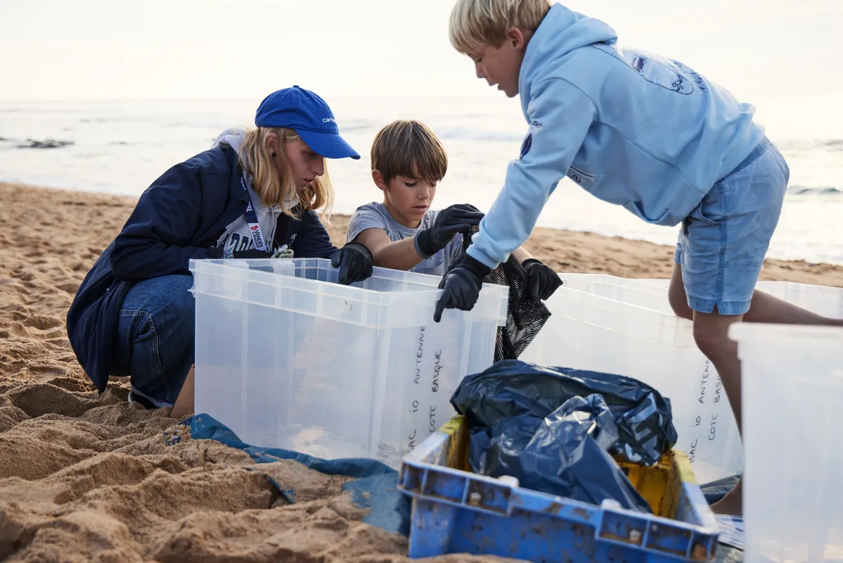 LES SABLES D'OLONNE, FRANCE - 4 NOVEMBRE 2024 : Vue générale d'un nettoyage de plage de Surfrider Foundation au Paracou avec le skipper de Biotherm Paul Meilhat (FRA) lors du pré-départ du Vendée Globe, le 4 novembre 2024 aux Sables d'Olonne, France - (Photo by Anne Beauge / Alea)