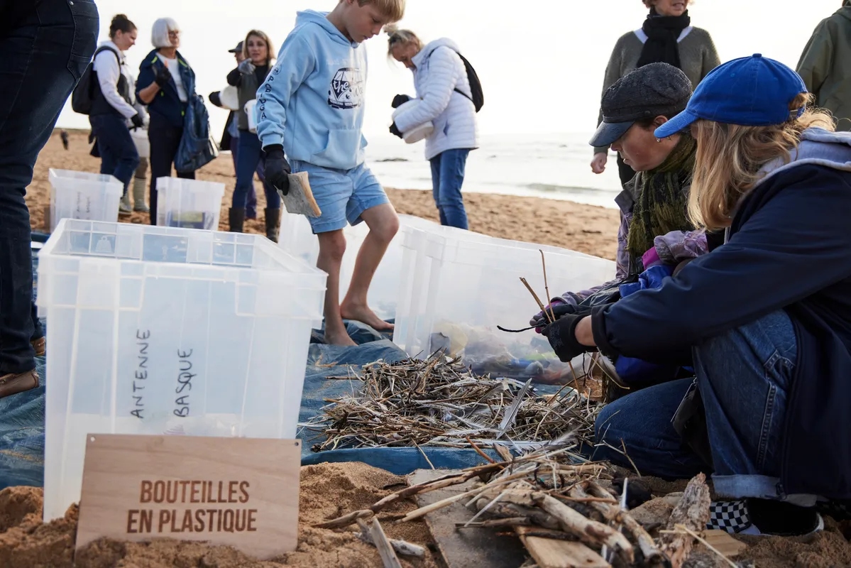 LES SABLES D'OLONNE, FRANCE - 4 NOVEMBRE 2024 : Vue générale d'un nettoyage de plage de Surfrider Foundation au Paracou avec le skipper de Biotherm Paul Meilhat (FRA) lors du pré-départ du Vendée Globe, le 4 novembre 2024 aux Sables d'Olonne, France - (Photo by Anne Beauge / Alea)