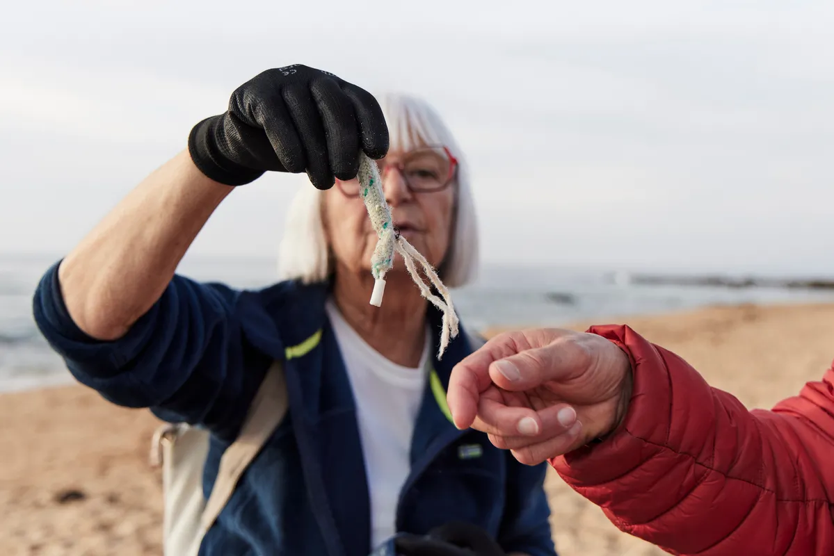 LES SABLES D'OLONNE, FRANCE - 4 NOVEMBRE 2024 : Vue générale d'un nettoyage de plage de Surfrider Foundation au Paracou avec le skipper de Biotherm Paul Meilhat (FRA) lors du pré-départ du Vendée Globe, le 4 novembre 2024 aux Sables d'Olonne, France - (Photo by Anne Beauge / Alea)